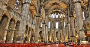 تقع كنيسة سانتا ماريا ديل مار Basilica di Santa María del Mar التي يعود تاريخها إلى القرن الرابع عشر في منطقة لا ريبيرا La Ribera. وقد تم بناؤها في أوج ازدهار كتالونيا كدولة تجارية وبحرية. ومن الممكن زيارة الكنيسة الجميلة والأبراج والقبور. كما تعد المنطقة المحيطة بلا ريبيرا منطقة رائعة لاستكشافها حيث تضم العديد من المعارض الفنية والبوتيكات والحانات.