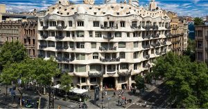 يعد كاسا ميلا (Casa Milà)، المعروف أيضًا باسم "لا بيدريرا" La Pedrera' ، أحد المباني الجميلة الأخرى ومثالًا رائعًا للهندسة المعمارية الحديثة التي صممها أنطوني غاودي. ويعني هذا "المحجر"، وهو الاسم الذي سُمي بهذا الاسم بسبب المظهر الخشن للمجمع. تشتهر كاسا ميلا بواجهتها الحجرية المتموجة وشرفاتها المصنوعة من الحديد المطاوع التي تشبه الأعشاب البحرية والمنحوتات السريالية على السطح والمنظر من تراس السطح. مزيد من المعلومات "كاسا ميلا (لا بيدريرا)".