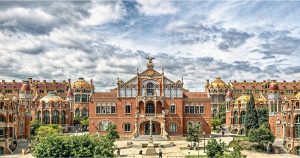 يعتبر مستشفى سانتا كرو إي دي سانت باو Hospital de la Santa Creu i de Sant Pau المستشفى السابق في برشلونة، وقد صممه المهندس المعماري لويس دومينيك إي مونتان Lluís Domènech i Montane بشكل جميل، وهو أحد الأمثلة الرئيسية للهندسة المعمارية الحديثة الكاتالونية Catalan. مع مبناه الرئيسي والعديد من الأجنحة الملونة والمزخرفة بشكل غني، يعد المجمع السابق لمستشفى سانت باو أحد الأماكن المفضلة لدي (الأقل جذبًا للسياح) في برشلونة بإسبانيا.