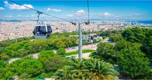 في أعلى جبل مونتجويك Montjuïc mountain توجد قلعة مونتجويك Castell de Montjuïc ، وهي قلعة تعود إلى القرن الثامن عشر ولها تاريخ حافل. وأفضل طريقة للوصول إلى القمة هي ركوب تلفريك مونتجويك، وهو القطار الجبلي المائل الذي يوصلك إلى القلعة حيث ستستمتع بواحدة من أجمل المناظر في برشلونة.