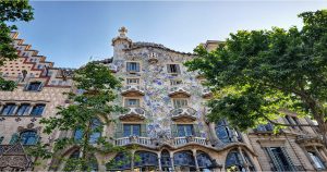 كازا باتلو (Casa Batlló)هو مبنى يضم شققًا صممها أنطوني غاودي (Antoni Gaudí)، على طراز الحداثة الكاتالونية بالكامل. تستند أشكال المنزل إلى أسطورة جورج والتنين (George and the dragon). سوف تندهش من التفاصيل الجميلة والألوان والفسيفساء العديدة.