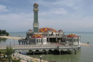 أفضل معالم السياحة في ماليزيا: رحلة لا تنسى تبدأ من هنا 7 المسجد العائم في ماليزيا - من أجمل الأماكن السياحية