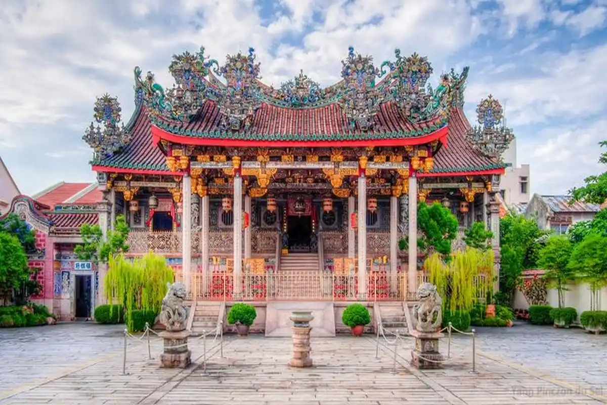 معبد خو كونغسي من أفدم المعالم السياحية في ماليزيا