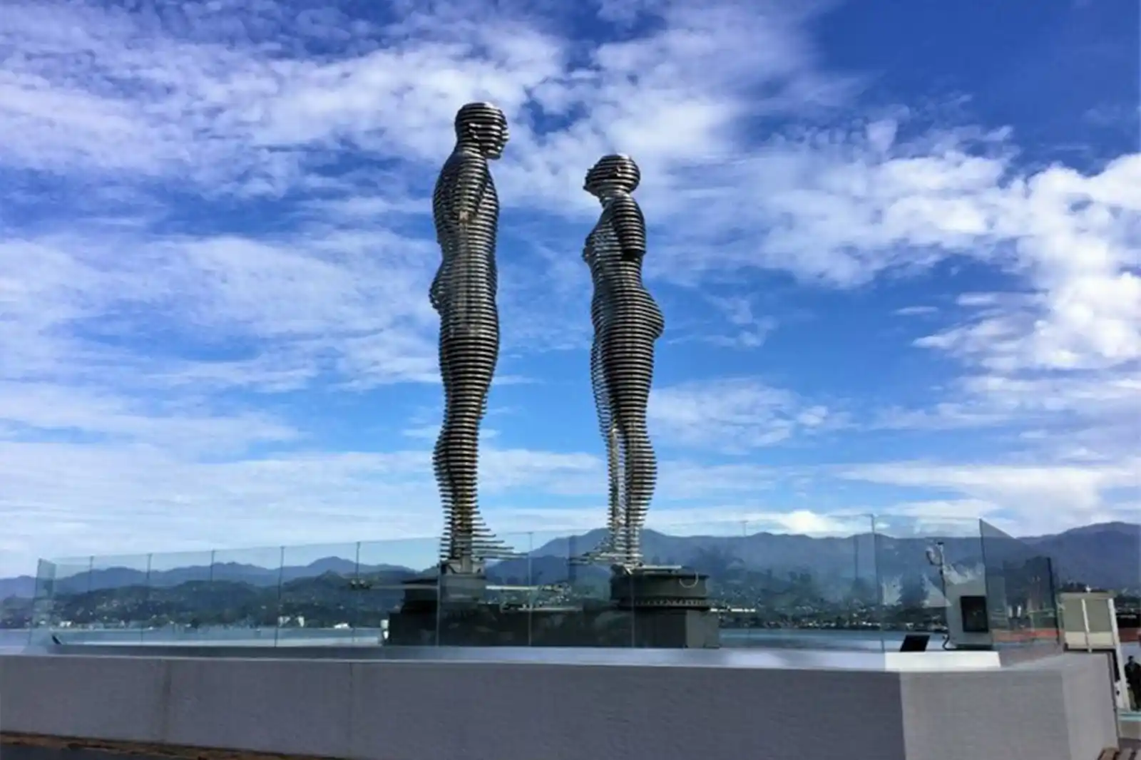 تمثال علي ونينو - أشهر معالم جورجيا