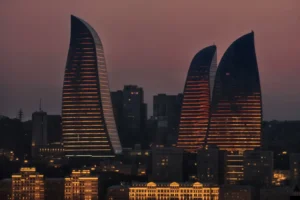 أفضل 5 أماكن سياحية: دليل السياحة في أذربيجان للسعوديين 2 أبراج اللهب - أبرز معالم أذربيجان