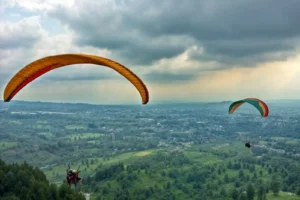 أشهر مناطق السياحة في اندونيسيا: اكتشف أفضل معالم سياحية 4 ركوب الباراشوت - أمتع الأنشطة في بونشاك