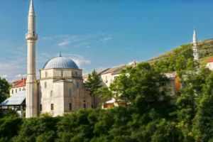 السياحة في البوسنة: دليل شامل لأهم المناطق السياحية في 2025 7 جامع محمد باشا كوسكي - أروع المناطق السياحية في البوسنة