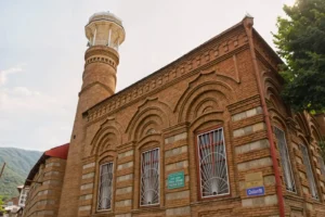 أفضل 5 أماكن سياحية: دليل السياحة في أذربيجان للسعوديين 14 مسجد عمر أفندي - أقدم معالم شاكي