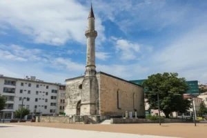 السياحة في البوسنة: دليل شامل لأهم المناطق السياحية في 2025 9 مسجد فتحية - أشهر معالم السياحة في البوسنة