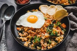 أشهر مناطق السياحة في اندونيسيا: اكتشف أفضل معالم سياحية 17 ناسي جورينج - طبق تقليدي في اندونيسيا