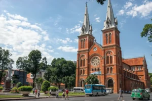 أسرار السياحة في فيتنام: المعالم السياحية والأنشطة الممتعة 4 كاتدرائية سايغون نوتردام - أبرز المعالم السياحية في فيتنام