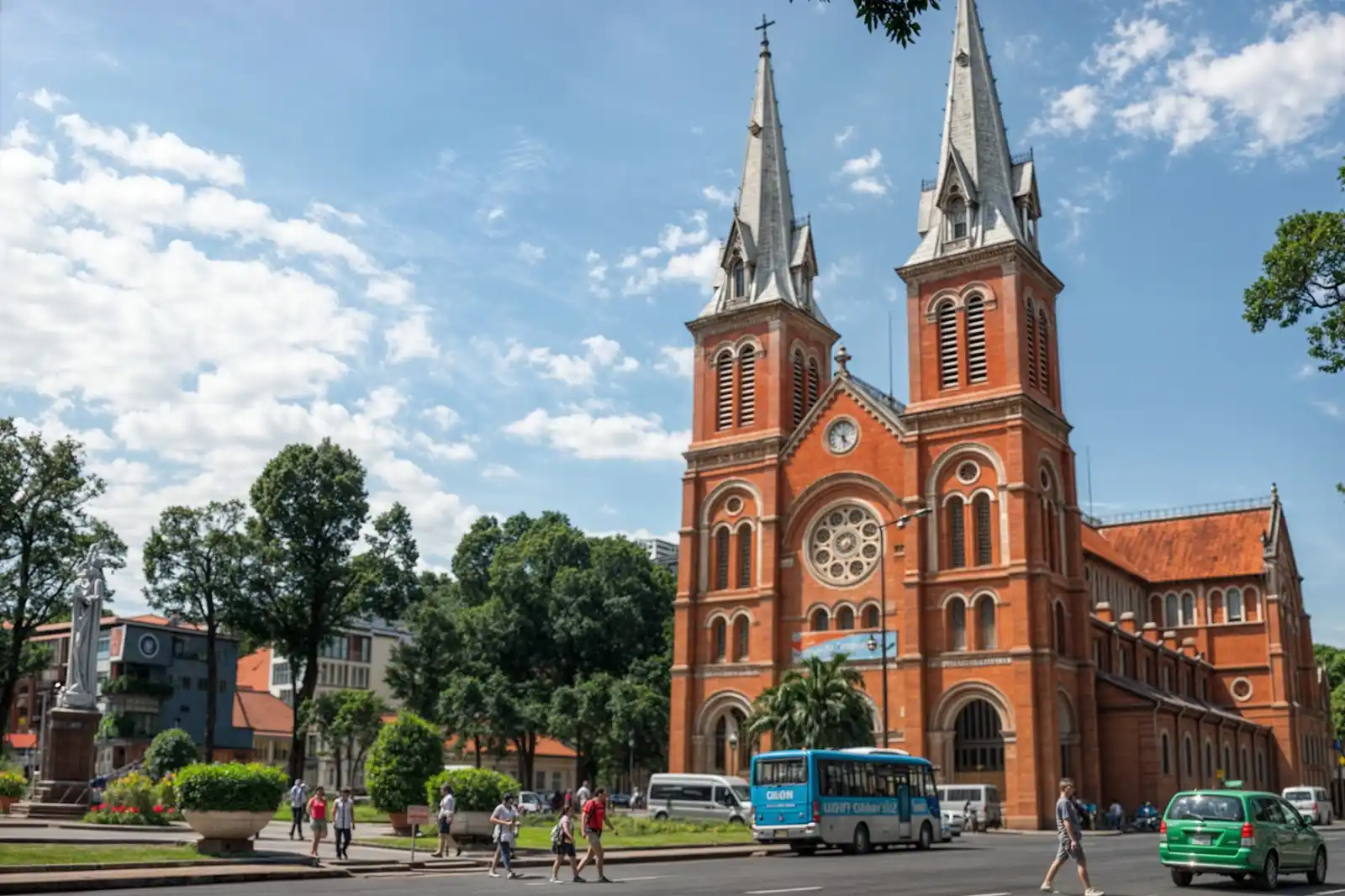 كاتدرائية سايغون نوتردام - أبرز المعالم السياحية في فيتنام
