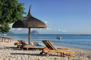 السياحة في موريشيوس: معالم سياحية لا تُنسى في جزر موريشيوس 7 من شواطئ جزر موريشيوس المميزة - شاطئ فليك إن فلاك