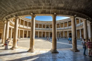 قصر تشارلز الخامس - ضمن أروع أماكن سياحية يمكنك زيارتها في غرناطة