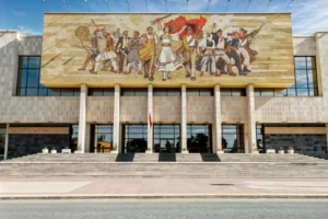 دليل السياحة في ألبانيا وأجمل المناطق السياحية لعطلة مثالية 3 متحف التاريخ الوطني - رحلات مميزة في أجمل المناطق السياحية في تيرانا