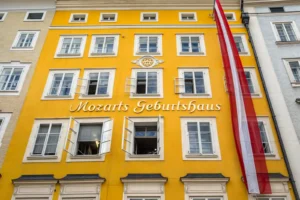 السياحة في النمسا: دليل السعوديين لأجمل أماكن سياحية أوروبية 9 منزل ومتحف موزارت - أشهر أماكن السياحة في النمسا