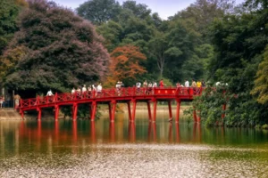 أسرار السياحة في فيتنام: المعالم السياحية والأنشطة الممتعة 3 بحيرة هوان كيم - أجمل أماكن السياحة في فيتنام