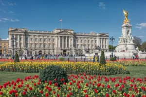 قصر باكنغهام - أبرز معالم السياحة في بريطانيا