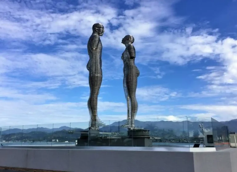 تمثال علي ونينو - أشهر معالم جورجيا