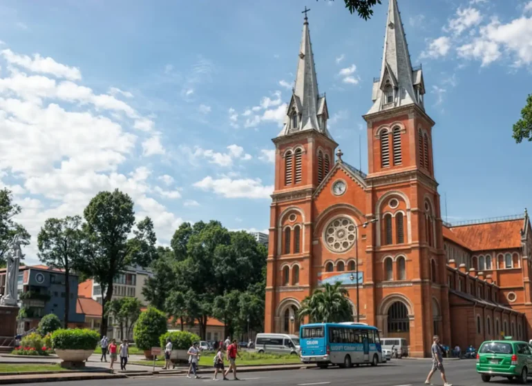 كاتدرائية سايغون نوتردام - أبرز المعالم السياحية في فيتنام